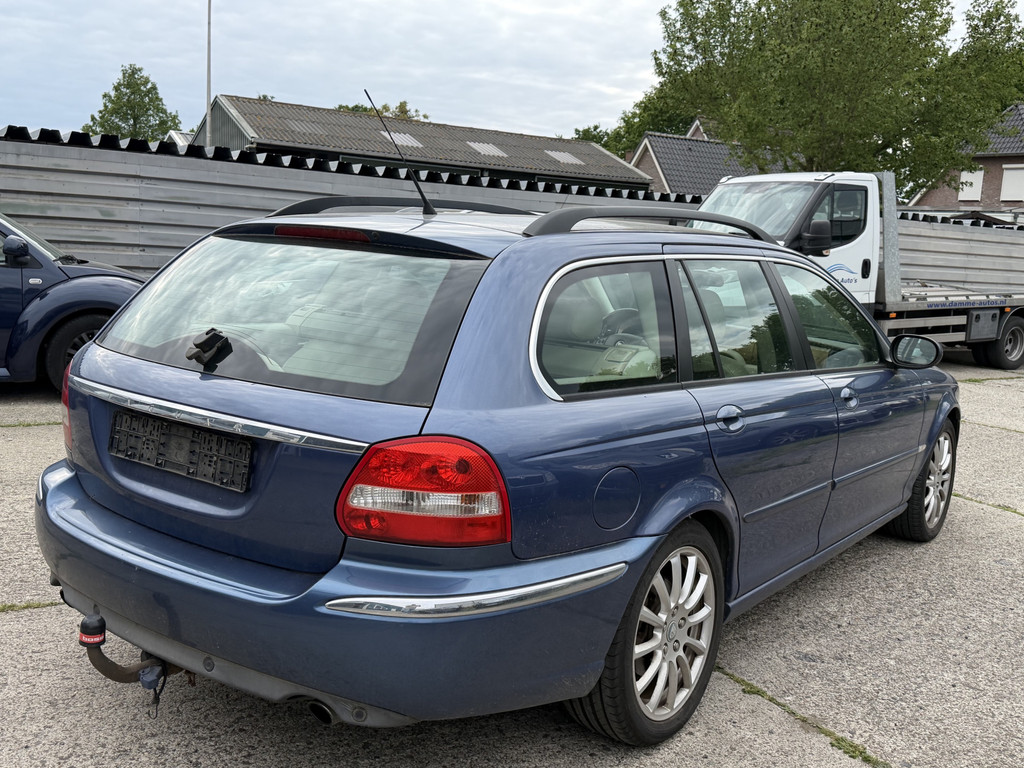 53293286-3.jpg